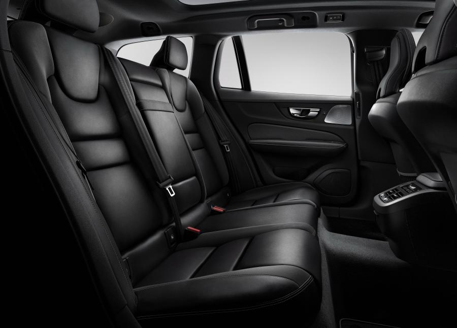 Интерьер Volvo V60 T6 R-Design 2018 года  (WW) (фото 7 из 17)